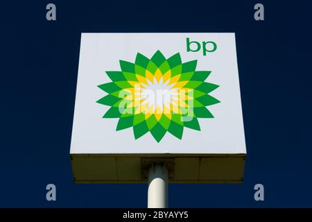 SOMERSET, WI/USA - 31. MAI 2020: British Petroleum Außenschild der Tankstelle und Markenlogo. Stockfoto