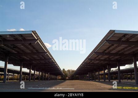 Eine Solarfarm fährt auf dem Parkplatz der Woodbridge Mall in New Jersey hoch. Stockfoto