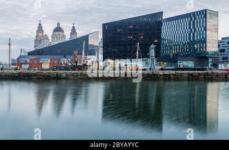 Spiegelungen der Skyline von Liverpool im Canning Dock, gesehen nach Sonnenaufgang im Februar 2016. Stockfoto