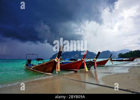 Boote im tropischen Meer bei düsterem Wetter. Phi Phi Insel. Thailand Stockfoto