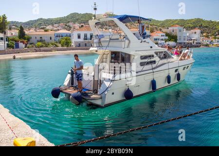 09/06/2018 Spetses Griechenland. Blick auf weiße Motoryacht und die wunderschöne ökologische Insel Spetse (griechische Inseln). Sonniger Tag im Sommer! Stockfoto