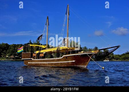 Piratenboot und Küstenlinie in mauritius Stockfoto