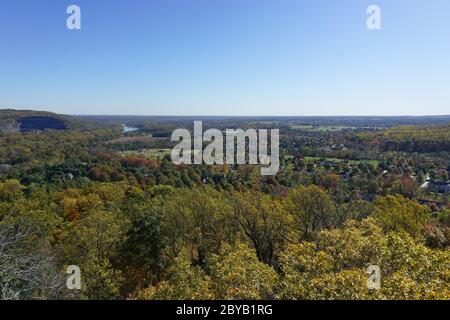 Washington Crossing, PA: Blick auf den Delaware River und Pennsylvania Landschaft von Bowman's Hill Tower in Washington Crossing Historic Park. Stockfoto