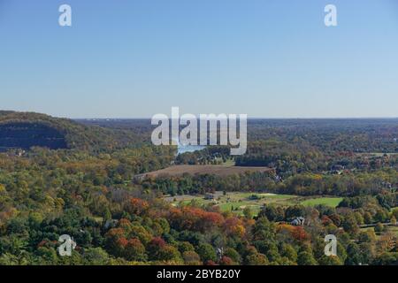 Washington Crossing, PA: Blick auf den Delaware River und Pennsylvania Landschaft von Bowman's Hill Tower in Washington Crossing Historic Park. Stockfoto