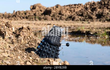 Schwarzer Dalek in einer kargen Landschaft Stockfoto