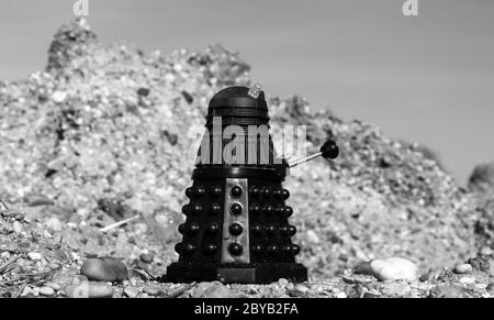 Schwarzer Dalek in einer kargen Landschaft Stockfoto