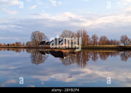 Niederländische Bauernhaus Fluss vor Sonnenuntergang Stockfoto