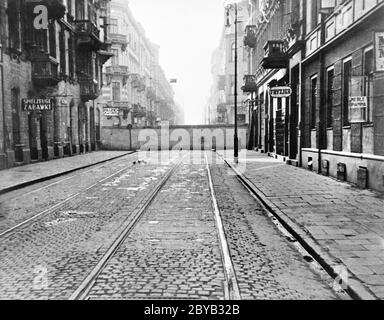 Abschnitt der acht Fuß hohen Betonmauer, die das jüdische Ghetto umschließt, durch deutsches Dekret, alle Warschauer Juden sind verpflichtet, im Bezirk, Warschau, Polen, Dezember 1940 zu wohnen Stockfoto