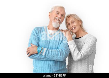 Freistil. Ältere Paar stehend isoliert auf weiß umarmend lächelnd glücklich Stockfoto