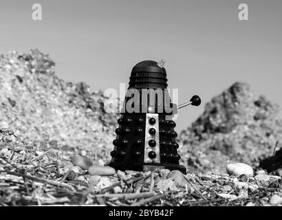 Schwarzer Dalek in einer kargen Landschaft Stockfoto