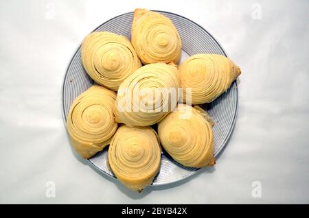 Zum Kochen von Mandeln werden Weizenmehl, Sauerrahm, Eier, Backpulver, Hefe oder Backpulver, Mandeln, Puderzucker, Kardamom und Butter verwendet. Aserbaidschanisch Stockfoto