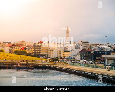 Reykjavik Stadtbild kurz vor Sturm mit dramatischen Wolken, Island. Stockfoto