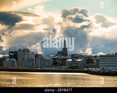 Reykjavik Stadtbild kurz vor Sturm mit dramatischen Wolken, Island Stockfoto