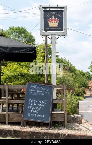 Ein Pop-up-Farmshop im Crown Inn Pub, während es während der 2020 Coronavirus Covid-19 Pandemie, Old Basing Village, Hampshire, Großbritannien geschlossen ist Stockfoto