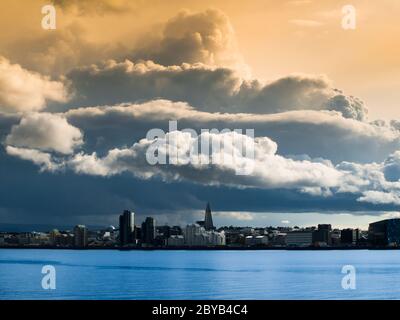 Reykjavik Stadtbild kurz vor Sturm mit dramatischen Wolken, Island Stockfoto