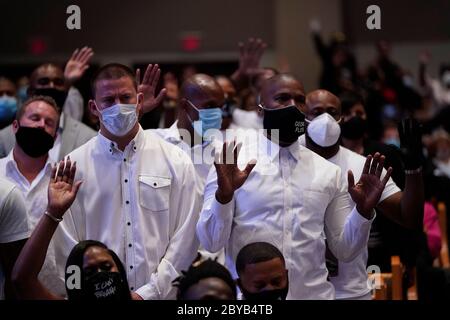 Houston, Texas, USA. Juni 2020. Schauspieler Channing Tatum, links, steht mit Schauspieler Jamie Foxx während einer Beerdigung für George Floyd an der Brunnen des Lobes Kirche. Kredit: David J. Phillip/POOL/ZUMA Wire/Alamy Live News Stockfoto