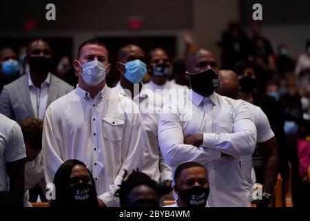 Houston, Texas, USA. Juni 2020. Schauspieler Channing Tatum, links, steht mit Schauspieler Jamie Foxx während einer Beerdigung für George Floyd an der Brunnen des Lobes Kirche. Kredit: David J. Phillip/POOL/ZUMA Wire/Alamy Live News Stockfoto