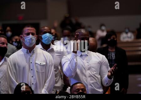 Houston, Texas, USA. Juni 2020. Schauspieler Channing Tatum, links, steht mit Schauspieler Jamie Foxx während einer Beerdigung für George Floyd an der Brunnen des Lobes Kirche. Kredit: David J. Phillip/POOL/ZUMA Wire/Alamy Live News Stockfoto