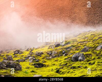 Obsidian in der bunten Landschaft der Regenbogenberge, Fjallabak Nature Reserve, Island. Stockfoto