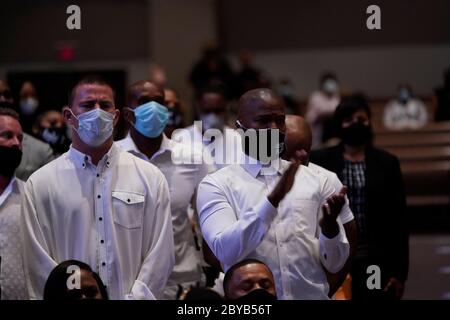 Houston, Texas, USA. Juni 2020. Schauspieler Channing Tatum, links, steht mit Schauspieler Jamie Foxx während einer Beerdigung für George Floyd an der Brunnen des Lobes Kirche. Kredit: David J. Phillip/POOL/ZUMA Wire/Alamy Live News Stockfoto