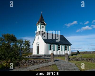 Schöne weiße Holzkirche in Thingvellir (Pingvallkirkja) Stockfoto