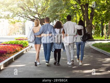 Freundliches internationales Team von Studenten, die Zeit zusammen im Park verbringen Stockfoto