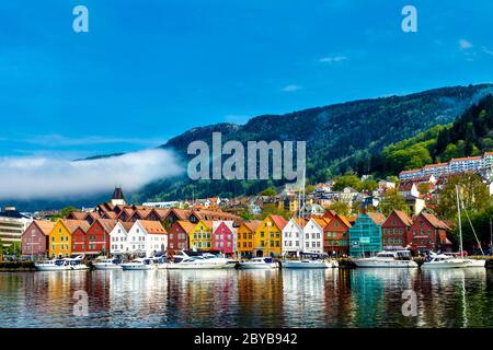 Historische bunte hanseatische Gebäude in Bryggen bei Vågen Bay, Bergen, Norwegen Stockfoto