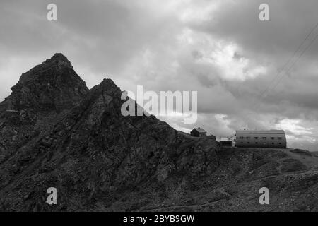 Dramatische Aussicht auf den felsigen Berg nahe der Stuedl Hütte, die ein wenig wie das 'Fass des Diogenes' aussieht. Weg zum Großglockner-Gipfel in Österreich Stockfoto