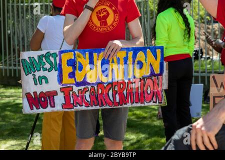 Detroit, Michigan - Lehrer aus den öffentlichen Schulen und Vorstadtbezirken von Detroit versammeln sich, um gegen die Brutalität der Polizei und die Ermordung von George durch die Polizei zu protestieren Stockfoto