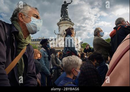 PARIS, FRANKREICH, JUNI 09 2020 : Protest gegen Rassismus und Gewalt in den Polizeikräften, Place de la République, zeitgleich mit George Floyd Begräbnis. Stockfoto