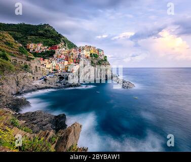 Manarola Dorf bei Sonnenuntergang. Cinque Terre - ein schönes Küstengebiet im Norden Italiens Stockfoto