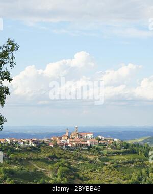 Blick auf den Hügel mit dem Dorf Rodello, Piemont - Italien Stockfoto