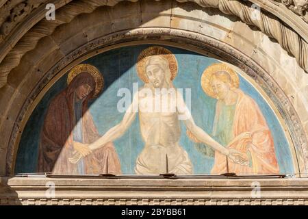 Arezzo, Toskana, Italien, Dezember 2019: Fresko auf dem oberen Tor des Petersdoms und der Donato-Kathedrale in Arezzo, Arezzo Dome. Stockfoto