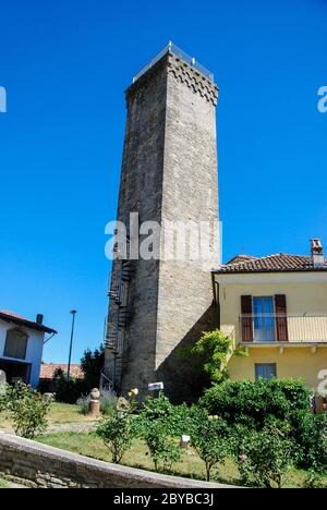 Blick auf den Turm von Albaretto Torre, Piemont - Italien Stockfoto