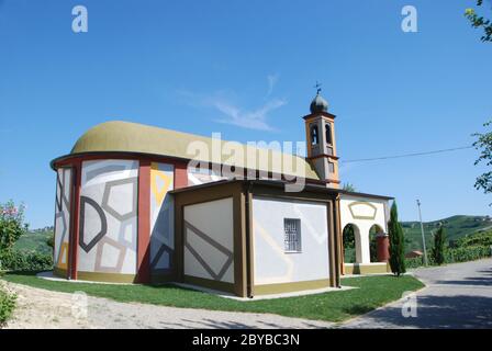 Kleine Kirche von Coazzolo gemalt von David Tremlett Stockfoto