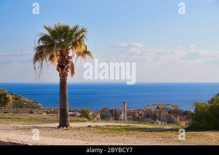 Archäologische Ruinen von Kourion in Zypern, eine Palmenruine mit römischen Bögen am Meer, Horizont über Wasser Stockfoto