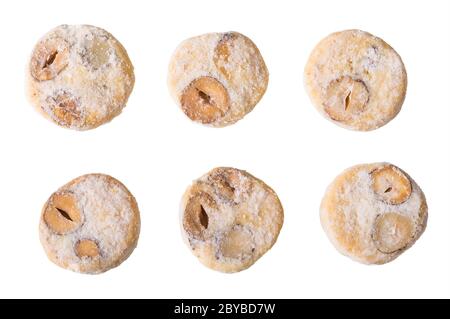 Set von Shortbread-Cookies mit Haselnüssen in Scheiben geschnitten. Gebackene nussige Kreise mit Vanillepuderzucker bestreut. Weihnachten und Hochzeit Süßigkeiten der tschechischen Küche. Stockfoto