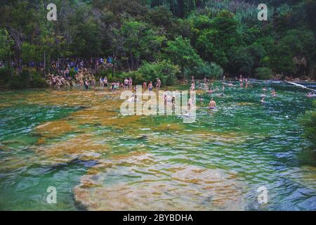 Nationalpark Krka, Kroatien - Juli 27 2018: Die Leute genießen das Wasser an der berühmten Touristenattraktion in Kroatien Stockfoto