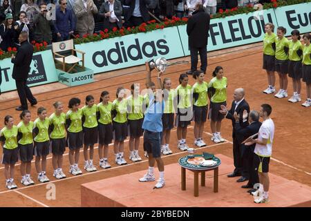 Roger Federer aus der Schweiz mit Pokal Stockfoto