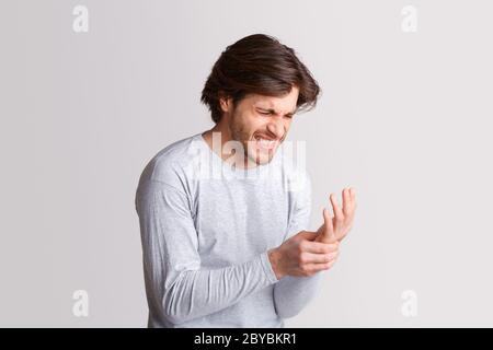 Trauma und Arthritis. Der Mensch leidet unter Schmerzen in der Hand Stockfoto