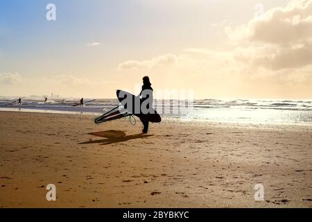 Silhouette von Kitesurfer am Sandstrand Stockfoto