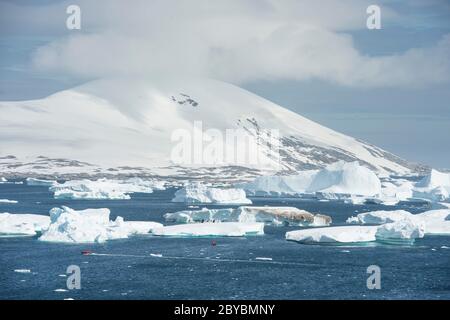 Der Eisberg-Friedhof in der Pleneau Bay, Port Charcot Antarktis. Stockfoto