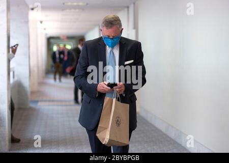 Der US-Senator Richard Burr (Demokrat von Nort Carolina) kommt am Dienstag, den 9. Juni 2020, zu einem Mittagessen auf dem Capitol Hill in Washington, DC, USA, an. Quelle: Stefani Reynolds/CNP/MediaPunch Stockfoto