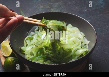 Shirataki-Nudeln und chuka-Algenschüssel. Low carbs glutenfreie Nudeln. Kalorienarme Lanch Stockfoto