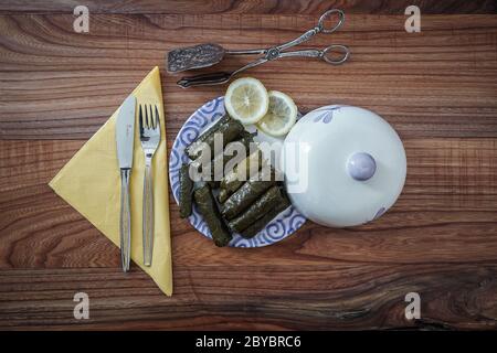 Traditionelle türkische gefüllte Olivenölschale, auf Holzhintergrund, von oben geschossen Stockfoto