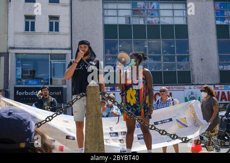 Cardiff, Wales. Mai 2020. Ein friedlicher Protest gegen Black Lives Matter fand vor dem Cardiff Castle statt. Mit polizeilicher Unterstützung und sozialen Distanzmaßnahmen. Stockfoto