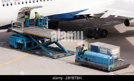 AMSTERDAM - MAI 11: Boeing 767-332ER von Delta wird vor dem Abflug vom Flughafen Schiphol mit dem Bodenpersonal verladen Stockfoto