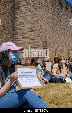 Cardiff, Wales. Mai 2020. Ein friedlicher Protest gegen Black Lives Matter fand vor dem Cardiff Castle statt. Mit polizeilicher Unterstützung und sozialen Distanzmaßnahmen. Stockfoto