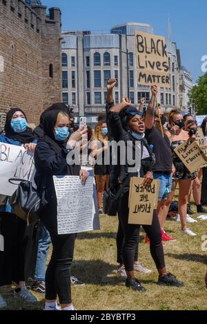 Cardiff, Wales. Mai 2020. Ein friedlicher Protest gegen Black Lives Matter fand vor dem Cardiff Castle statt. Mit polizeilicher Unterstützung und sozialen Distanzmaßnahmen. Stockfoto