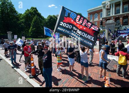 Coronavirus / COVID-19: Weniger als 200 Demonstranten aus Super Happy Fun America (SHFA) hielten einen Protest vor dem Massachusetts State House im Zentrum von Boston, MA, USA ab 05/30/2020. Stockfoto